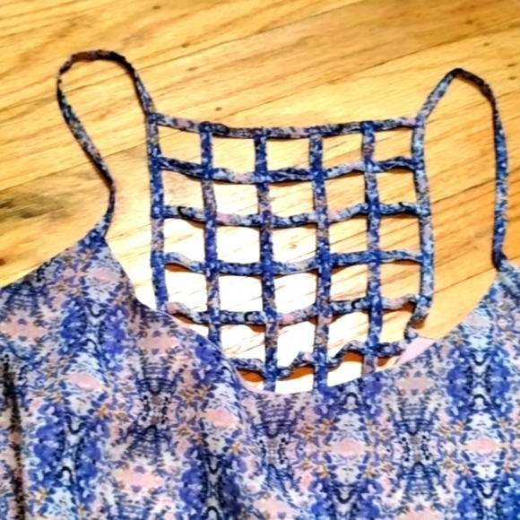 Forever 21 spaghetti strap lined blouse, unique detail in back Sz 2X - Picture 4 of 10